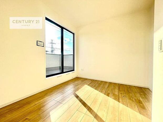 バルコニーに面している洋室です。明るく温もりがあり、換気もしっかりできます！朝起きて、外に出て背伸びをしつつ深呼吸をし良い朝を迎え入れることができます。