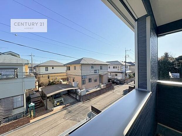 晴れた日には青い空を見渡せる開放的な時間を楽しめます。気持ちの良い風が通り抜ける街並みです！