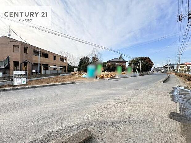 前面道路は10.9m!陽当り良好な立地です。車庫入れが苦手な方も安心ですね。