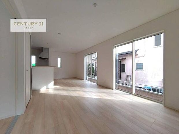 大きな窓からたっぷりの陽ざしが入る明るいリビング。開放感のあるリビングで家族団らんのくつろぎの時間を過ごせます。