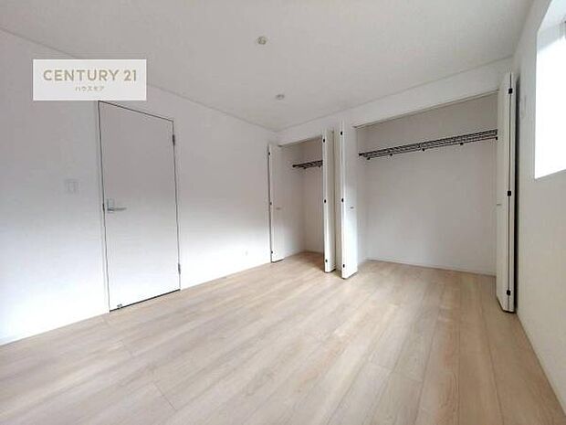 たっぷりの収納スペースで、暮らしがすっきり整う住まい。家族の荷物もきれいに片付き、毎日を快適に過ごせます。