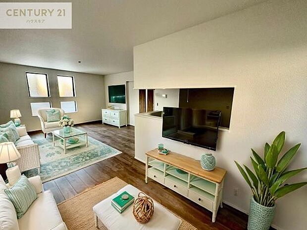 家具はCGパースです。心地良いリビングは家族が自然と集まります。家族団欒の時間が増えそうです。ご家族と、より一層充実した時間を過ごせそうですね。