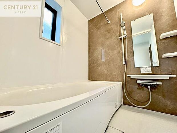 落ち着きある大人の雰囲気のバスルームは、味が出ていてバスタイムが充実！お仕事頑張っているご褒美にお好みの匂いの入浴剤を入れて、楽しんでみてはいかがでしょうか？