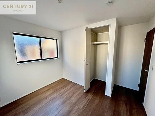 明るい室内は、風通しも良く、明るく大変居心地の良い空間となっております。リラックスして過ごせる心地の良いお部屋です！