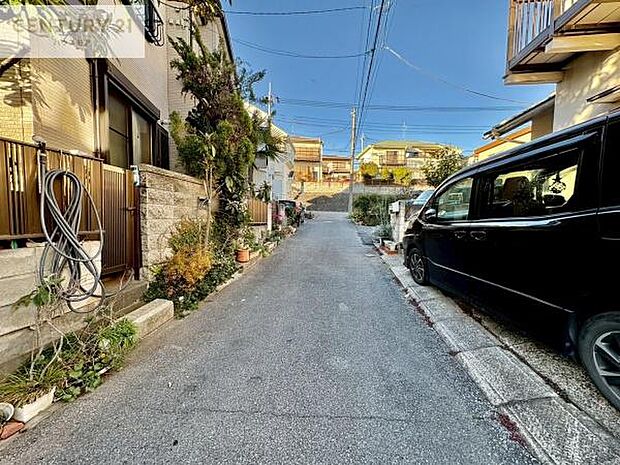 前面道路は4ｍ！陽当り良好な立地です。車庫入れが苦手な方も安心ですね。