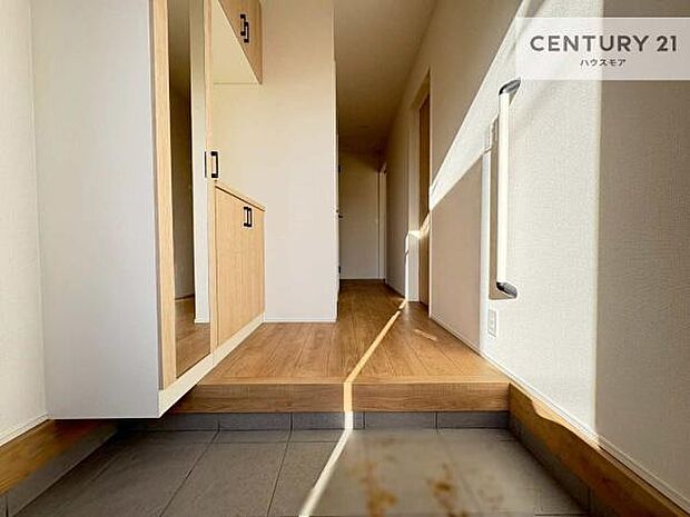 疲れて帰ってきても、ただいま！を言いたくなる、優しく迎え入れてくれる空間になっています。明るく温もり溢れる玄関です！