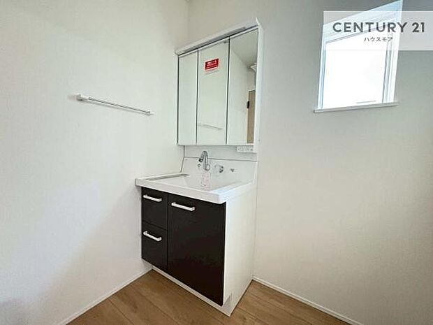 小窓付きの明るい洗面室です！湿気もすぐに入れ替えができて清潔に保つことができます！自然光が差し込むのでお化粧の仕上がりも良くなりますね！