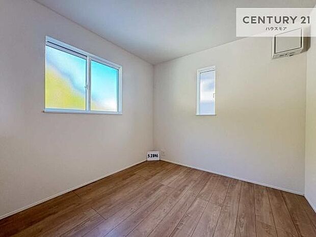 2面採光を確保した明るい室内は、風通しも良く、明るく大変居心地の良い空間となっております。リラックスして過ごせる心地の良いお部屋です！朝の目覚めがスッキリしますね！