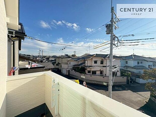 落ち着きある住宅街です！周囲には高い建物がなく、空が広く開放感があり、陽当たりを大きく遮られることもありません！気持ちの良い風が通り抜ける街並みです！
