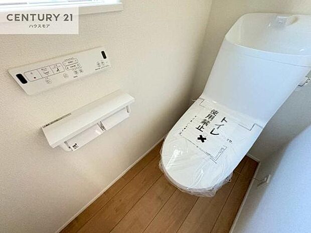 1・2階にトイレがございます！朝の忙しい時間帯も待たずにすみそうですね。白を基調とした清潔感のあるトイレでお手入れがしやすいです！