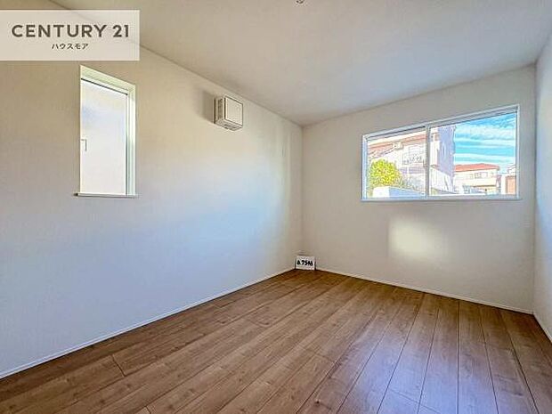 2面採光を確保した明るい室内は、風通しも良く、明るく大変居心地の良い空間となっております。リラックスして過ごせる心地の良いお部屋です！朝の目覚めがスッキリしますね！