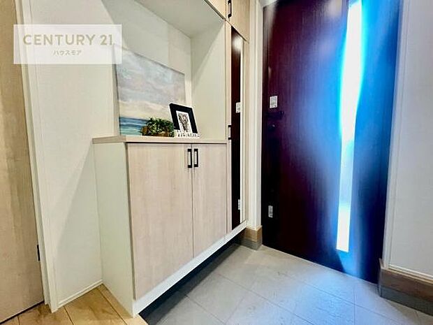 シューズボックス付きなので、玄関が片付きお掃除がしやすいです！スッキリした玄関で戸を開けた瞬間、清潔感のある心地いい空間が出迎えてくれます。