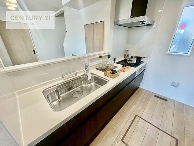 大人気の対面式システムキッチンを採用しています！ご家族のコミュニケーションが自然と増える設計です。お子様にも目が届くので嬉しいですね。収納力もあります！