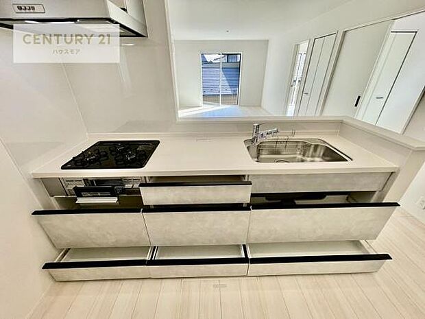 収納スペースが豊富で、調理スペースがスッキリと片付きひろ〜く活用できます！快適に作業ができます！毎日の料理が捗ります！