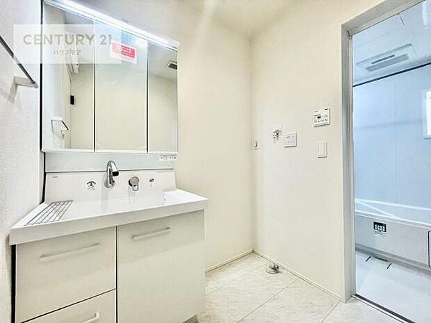 身なりを整える洗面所は、清潔感が大事です！水周りの清潔感のある雰囲気を演出！気持ちよくお使いいただけます。