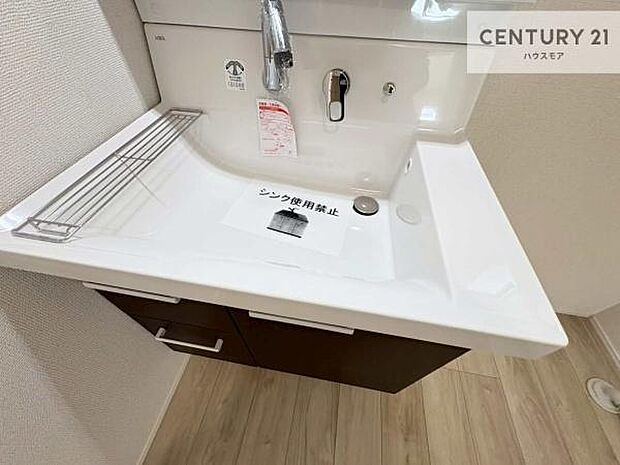 深い洗面台ボウルは、水が跳ねにくいのでお手入れが楽々！清潔感が保てます！キレイな洗面所で自分磨きのモチベーションが上がりますね！