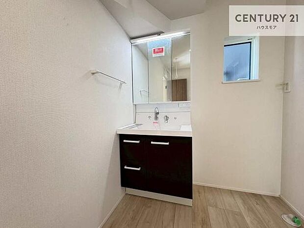 小窓のついた洗面所は、光と風が入りやすく、いつでも快適にお使いいただけます。三面鏡で使い勝手が良く、鏡裏収納も備えておりますので、日用品やスキンケア用品もすっきり整理できます。