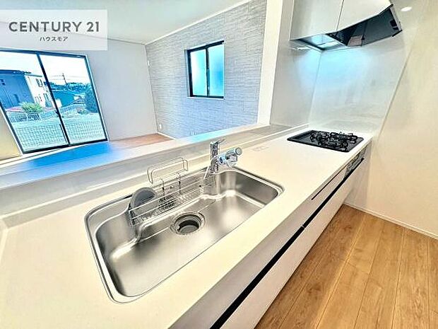 大人気の対面式システムキッチンを採用しています！ご家族のコミュニケーションが自然と増える設計です。お子様にも目が届くので嬉しいですね。広々使えて快適に作業が進みます！