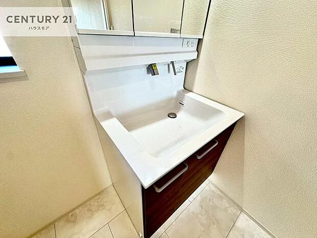 深い洗面台ボウルは、水が跳ねにくいのでお手入れが楽々！清潔感が保てます！キレイな洗面所で自分磨きのモチベーションが上がりますね！