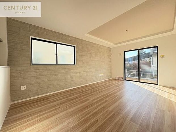 大きな窓からたっぷりの陽ざしが入る明るいリビング。開放感のあるリビングで家族団らんのくつろぎの時間を過ごせます。