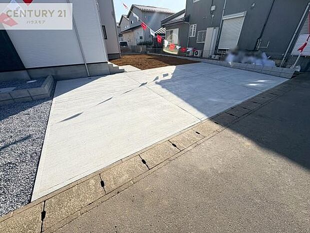 駐車スペースは2台分あります！セカンドカーはもちろん、バイクや自転車なども置き場所に困りません。