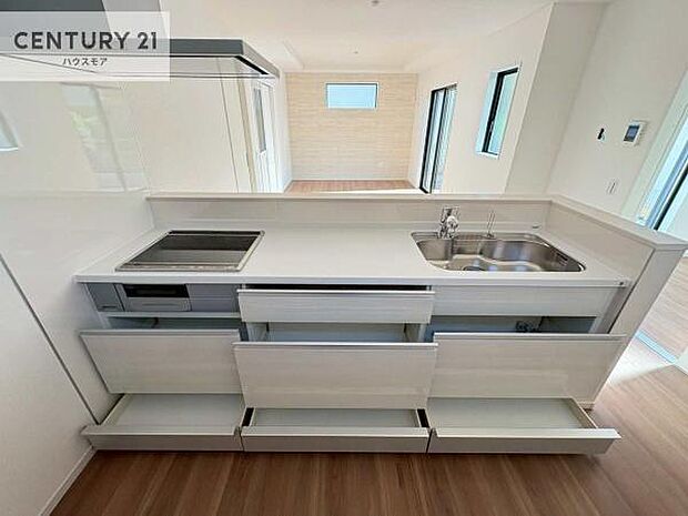 収納スペースが豊富で、調理スペースがスッキリと片付きひろ〜く活用できます！快適に作業ができます！毎日の料理が捗ります！