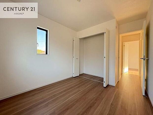 掃き出し窓がないお部屋は、お子様のお部屋としても安心です！収納スペースも充実しているので散らかったお部屋をサッと片付けられます！