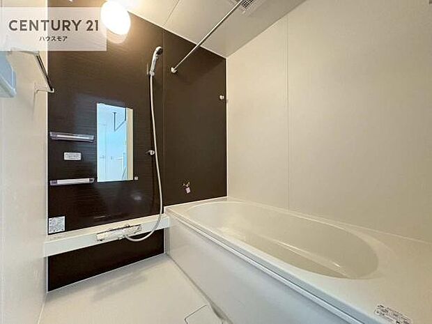 落ち着きある大人の雰囲気のバスルームは、味が出ていてバスタイムが充実！お仕事頑張っているご褒美にお好みの匂いの入浴剤を入れて、楽しんでみてはいかがでしょうか？