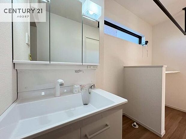 小窓のついた洗面所は、光と風が入りやすく、いつでも快適にお使いいただけます。三面鏡で使い勝手が良く、鏡裏収納も備えておりますので、日用品やスキンケア用品もすっきり整理できます。