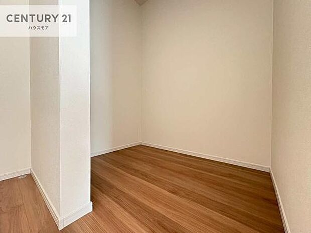 ウォークインクローゼット付きです。たくさんのお洋服などを収納しておけそうですね！他にも扇風機や加湿器など季節物の大きな家電も収納できます。