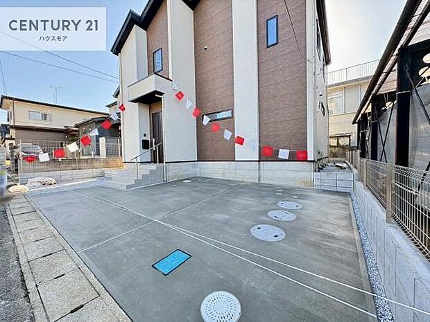 駐車スペースは2台分あります！セカンドカーはもちろん、バイクや自転車なども置き場所に困りません。