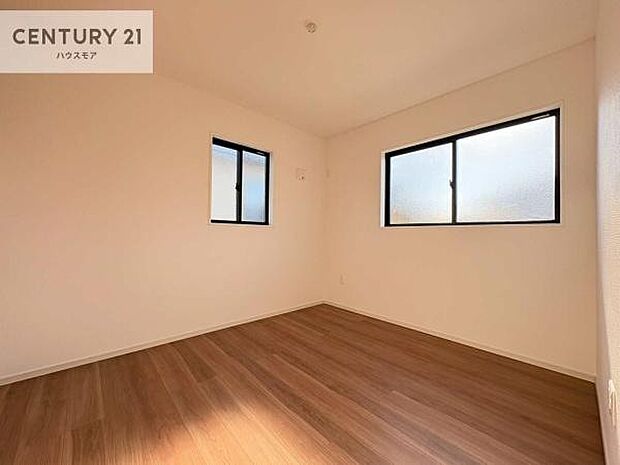 2面採光を確保した明るい室内は、風通しも良く、明るく大変居心地の良い空間となっております。リラックスして過ごせる心地の良いお部屋です！朝の目覚めがスッキリしますね！