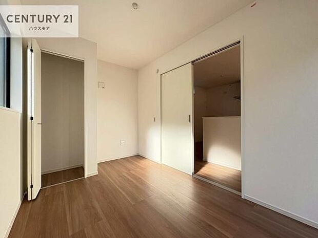 洋室は子供部屋や寝室、色々と用途多彩に利用できますね。収納力もたっぷりなので、広々気持ちよく過ごすことができます。