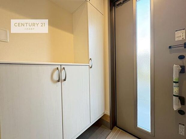 シューズボックス付きなので、玄関が片付きお掃除がしやすいです！スッキリした玄関で戸を開けた瞬間、清潔感のある心地いい空間が出迎えてくれます。