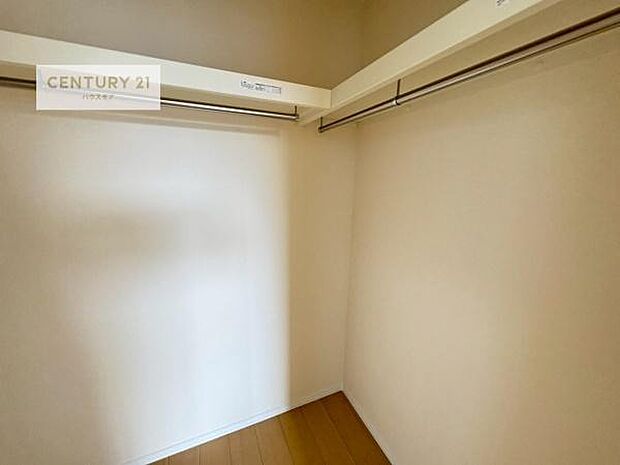 ウォークインクローゼット付きです。たくさんのお洋服などを収納しておけそうですね！他にも扇風機や加湿器など季節物の大きな家電も収納できます。