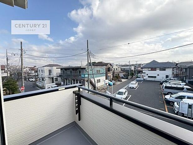 広々としたバルコニーで一日の始まりをスタート！お洗濯ものをたっぷり気持ちよく干せます！