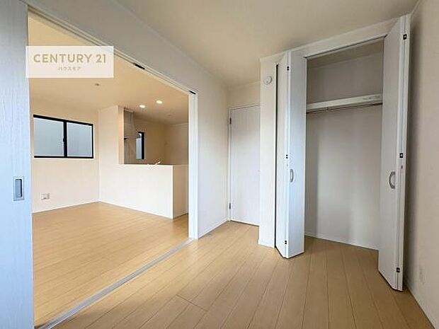 洋室は子供部屋や寝室、色々と用途多彩に利用できますね。収納スペース付き！