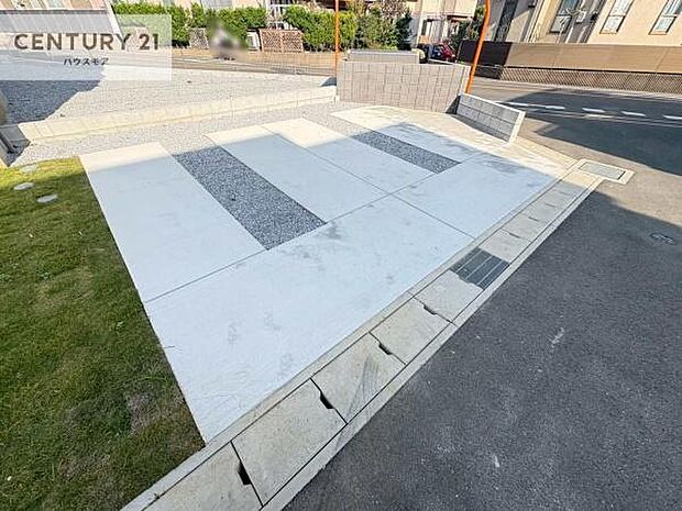 駐車スペースは2台分あります！セカンドカーはもちろん、バイクや自転車なども置き場所に困りません。