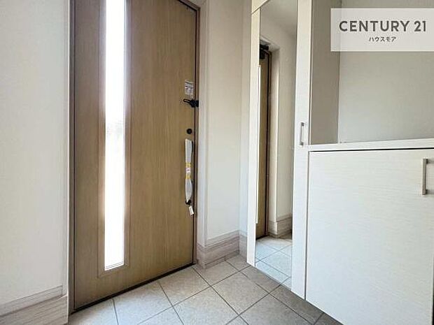 姿見付きシューズボックスで、玄関が片付きお掃除がしやすいです！スッキリした玄関で戸を開けた瞬間、清潔感のある心地いい空間が出迎えてくれます。