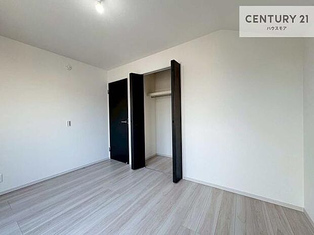 洋室は子供部屋や寝室、色々と用途多彩に利用できますね。収納力もたっぷりなので、広々気持ちよく過ごすことができます。