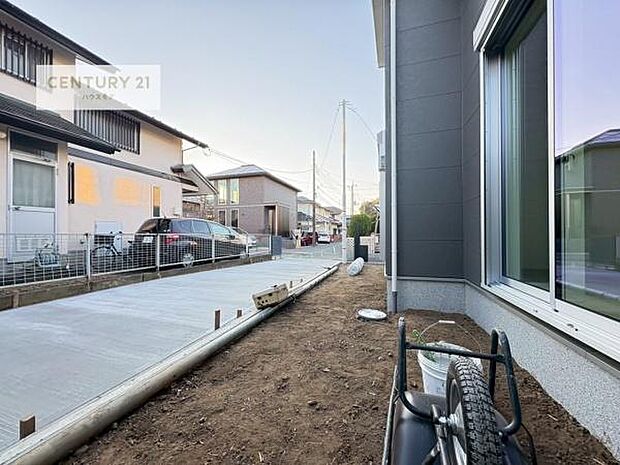 晴れた日には青い空を見渡せる開放的な時間を楽しめます。気持ちの良い風が通り抜ける街並みです！