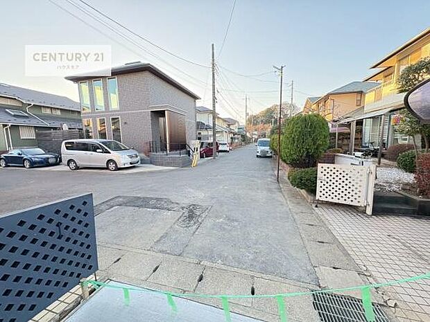 前面道路6ｍ！陽当り良好な立地です。車庫入れが苦手な方も安心ですね。