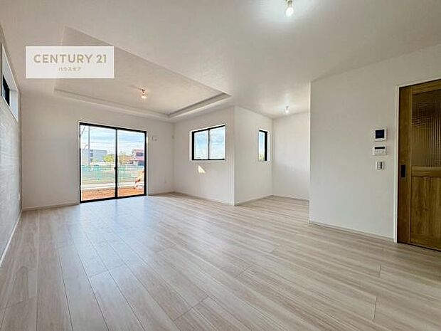 大きな窓からたっぷりの陽ざしが入る明るいリビング。開放感のあるリビングで家族団らんのくつろぎの時間を過ごせます。