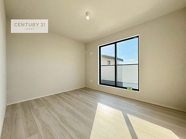 バルコニーに面した洋室。優しい光が差し込む洋室は、朝の目覚めも気持ちが良さそうですね。おうち時間もゆったりと過ごすことができます。