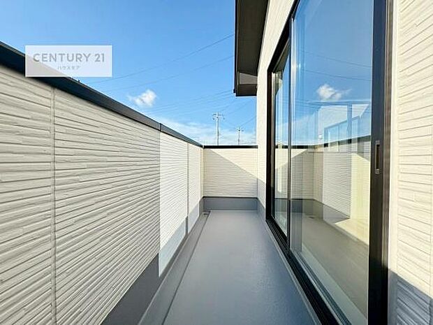 広々としているバルコニーです！お洗濯物を干すのはもちろん風に当たりながらくつろぎタイムが送れます！