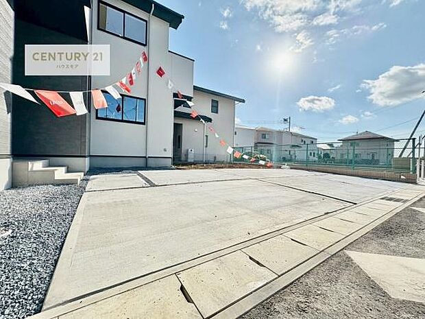 駐車スペースは2台分あります！セカンドカーはもちろん、バイクや自転車なども置き場所に困りません。