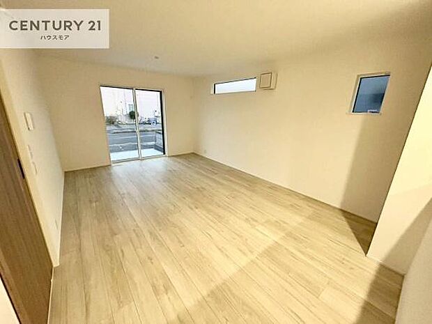 優しい陽だまりがリビングを包んでくれて居心地の良い空間を演出してくれます！くつろぎの時間を過ごせます！