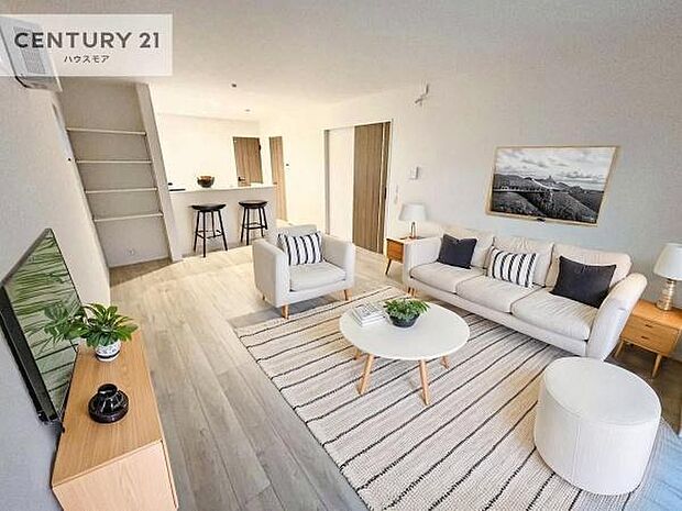 家具はCGパースです。心地良いリビングは家族が自然と集まります。家族団欒の時間が増えそうです。ご家族と、より一層充実した時間を過ごせそうですね。