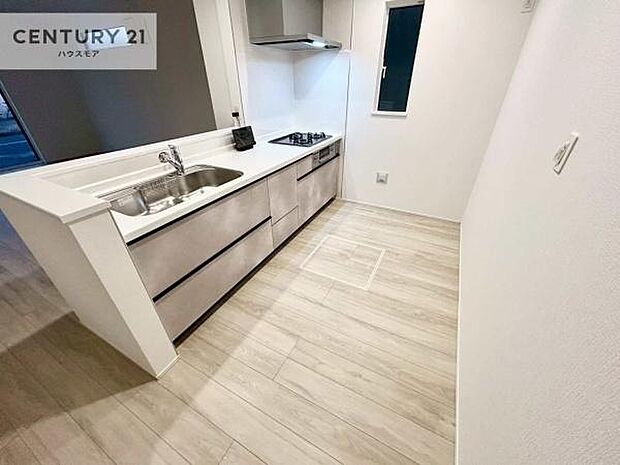 大人気の対面式システムキッチンを採用しています！ご家族のコミュニケーションが自然と増える設計です。お子様にも目が届くので嬉しいですね。広々使えて快適に作業が進みます。