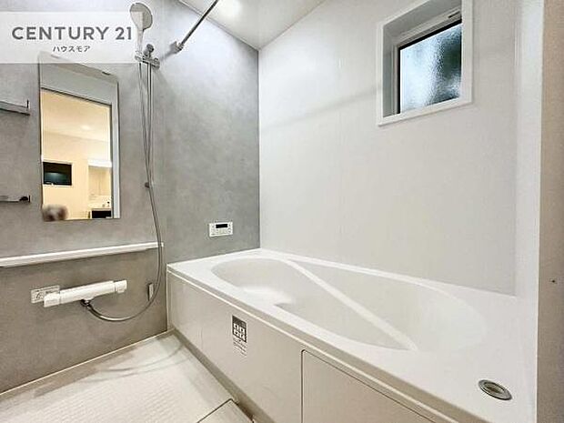 広々バスで一日の疲れをリフレッシュ。足が伸ばせるので、浴槽にもゆったりと浸かれますね！毎日のバスタイムが楽しみになります。